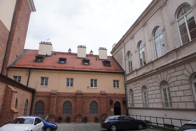 Po przejściu na dziedziniec należy się kierować do drzwi w głębi, po prawej stronie
