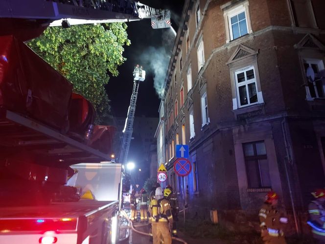 Nocny pożar poddasza w Zabrzu. Jedna osoba poszkodowana 