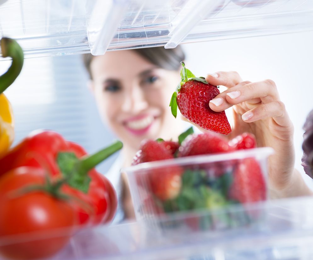 Które warzywa i owoce można przechowywać w lodówce, a którym zimno nie sprzyja?