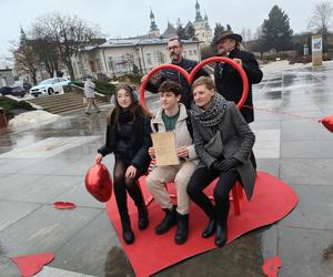 Walentynkowa rzeźba na Placu Artystów w Kielcach