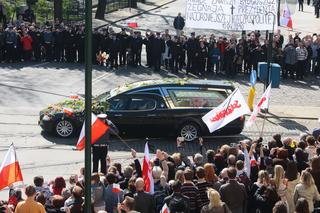 To już 10 lat od pogrzebu pary prezydenckiej Lecha i Marii Kaczyńskich. Ludzie żegnali ich kwiatami