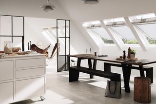 Okna dachowe a wentylacja grawitacyjna: jak wykorzystać naturalny ruch powietrza do efektywnej wentylacji poddasza?