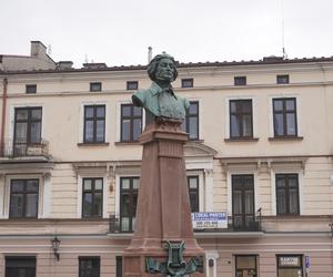 Pomnik Adama Mickiewicza w Tarnowie. Przetrwał okupację, bo Niemcy myśleli, że to Goethe