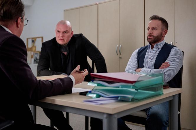 Na Wspólnej odc. 3972. Kuba (Przemysław Cypryański), bandzior Kisiela (Michał Waleszczyński-Lis)