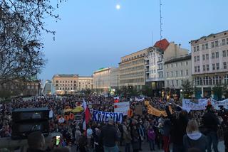 Tłumy poznaniaków ponownie na pl. Wolności! Tak wyglądał Łańcuch Światła [ZDJĘCIA]