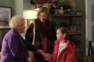 M jak miłość, odc. 1795. Natalka (Dominika Suchecka), jej córka Hania (Wiktoria Basik), Barbara (Teresa Lipowska)	