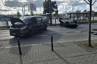 Samochód dachował, a potem uderzył w przystanek! Koszmarny wypadek w Bydgoszczy