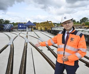 Plac Zawiszy budują nam w Krakowie. To pierwszy taki remont torowiska dla tramwajów. Ekipa SE w fabryce 121 elementów układanki dla Warszawy