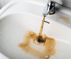 Skażenie wody pod Krakowem. Sanepid zakazał mycia i picia 