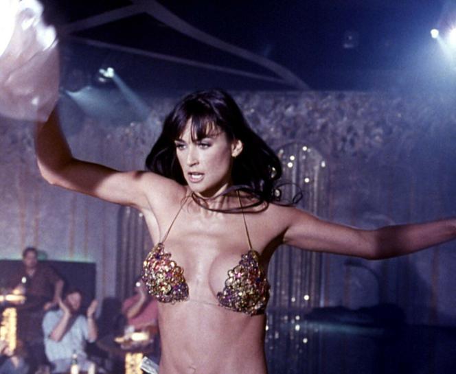 Zrobiła striptiz po 25 latach! Demi Moore pokazała się w bikini. Wygląda na 59 lat?