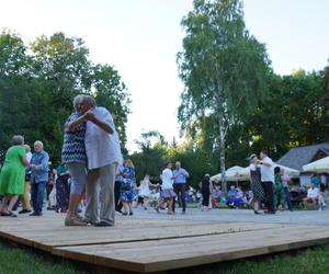 Sielanka na parkiecie w Muzeum Wsi Lubelskiej pod gołym niebem! Za nami kolejna potańcówka w rytmie miejskiego folkloru z Warszawy i Lwowa