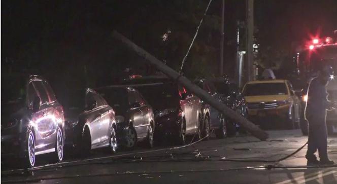 Auto powaliło słupy wysokiego napięcia