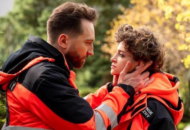 Na sygnale. Piotr Strzelecki (Dariusz Wieteska), Karolina (Klaudia Janas) 