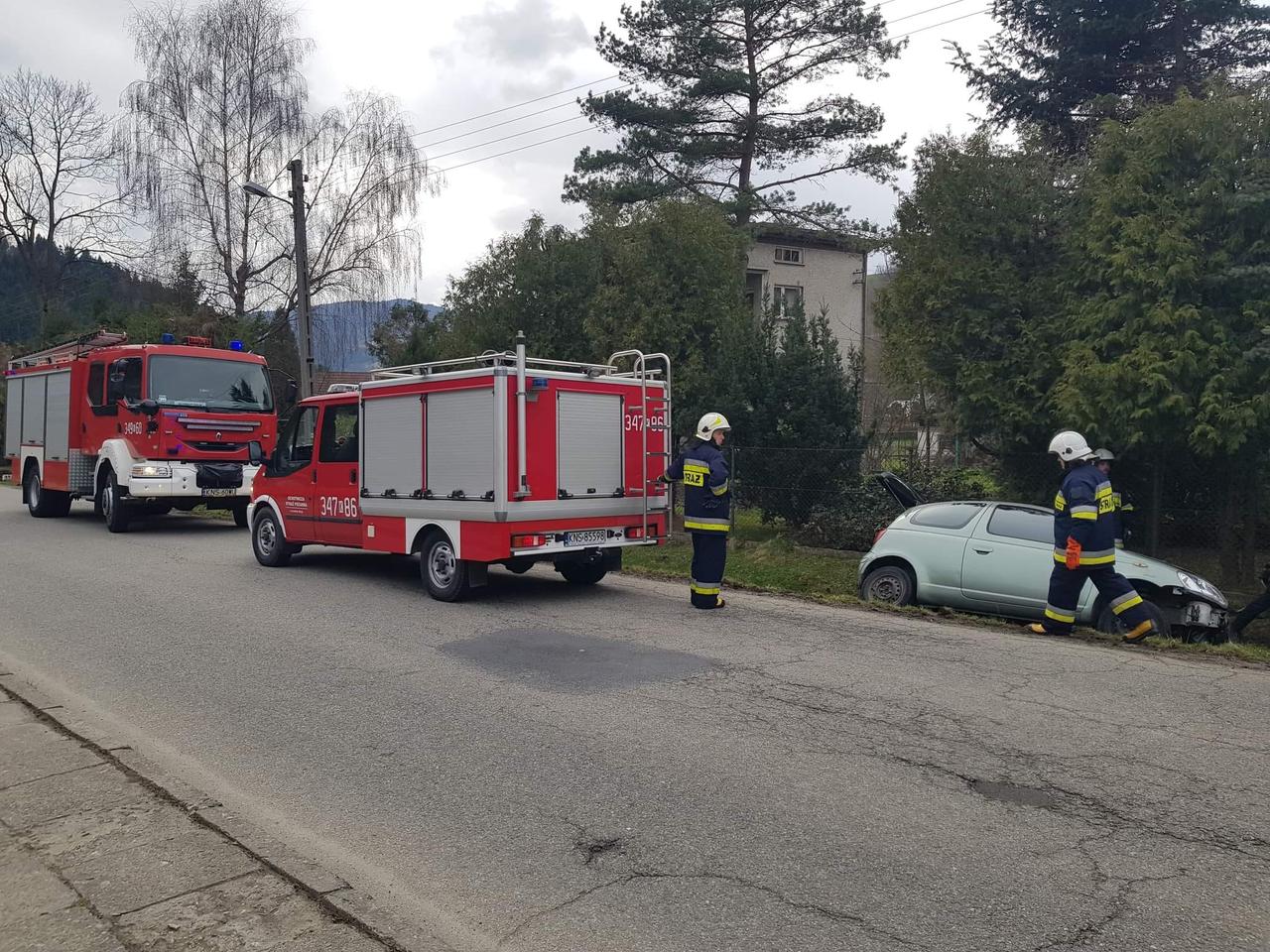 Toyota wypadła z jezdni i uderzyła w przepust. Groźna kraksa w Łomnicy [ZDJĘCIA]