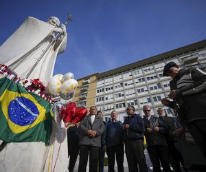 Świeczki, kartki z życzeniami, balony w kształcie serca, kwiaty składane są pod pomnikiem Jana Pawła II przed rzymską Polikliniką Gemelli