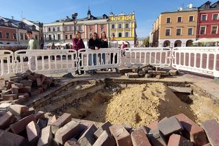 Na płycie Rynku Wielkiego pojawiła się usterka. Zlecono ekspertyzy