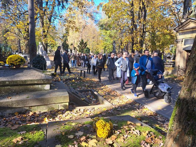 Tłumy na cmentarzu Rakowickim na Wszystkich Świętych 2024