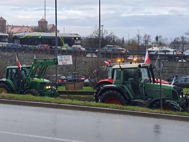 Strajk rolników w Krakowie. Kolumna liczyła ponad 400 maszyn