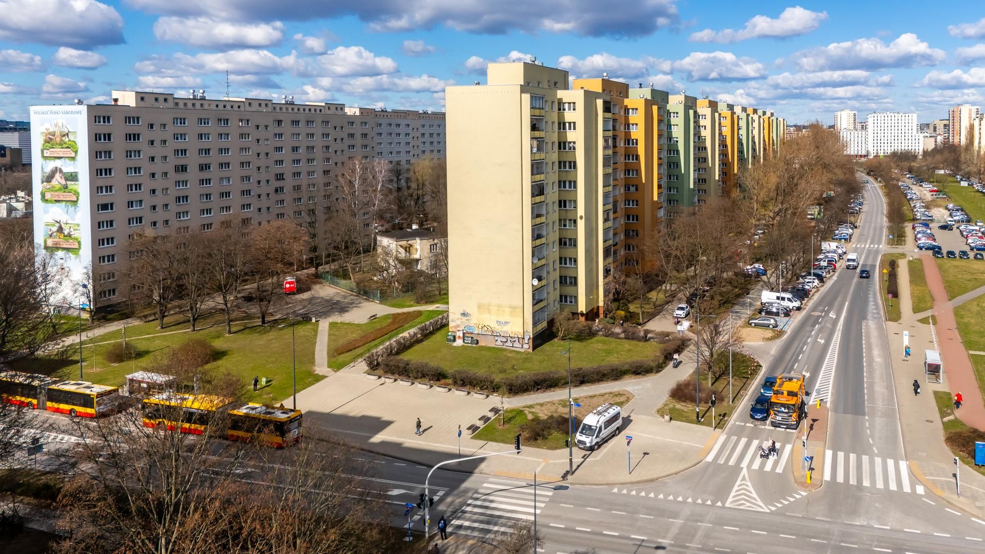 Dom jednorodzinny między blokami przy alei Lotników 26 w Warszawie