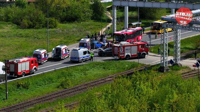 Stargard: 12 poszkodowanych po zderzeniu autobusu z samochodami. WIDEO z monitoringu