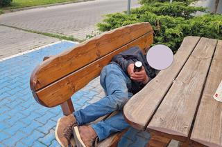 Strażnicy miejscy walczą z pijącymi „pod chmurką”. Tytuły wpisów mundurowych robią furorę!