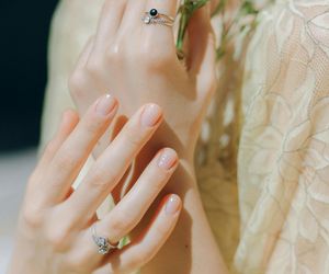 Lniane paznokcie to idealny manicure dla minimalistek