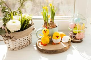 Pomysły na ozdoby wielkanocne na szydełku: jajka, koszyczki, zajączki i nie tylko
