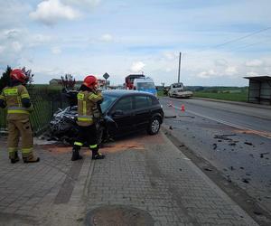 Czołowe zderzenie BMW i Opla w Szerzawach