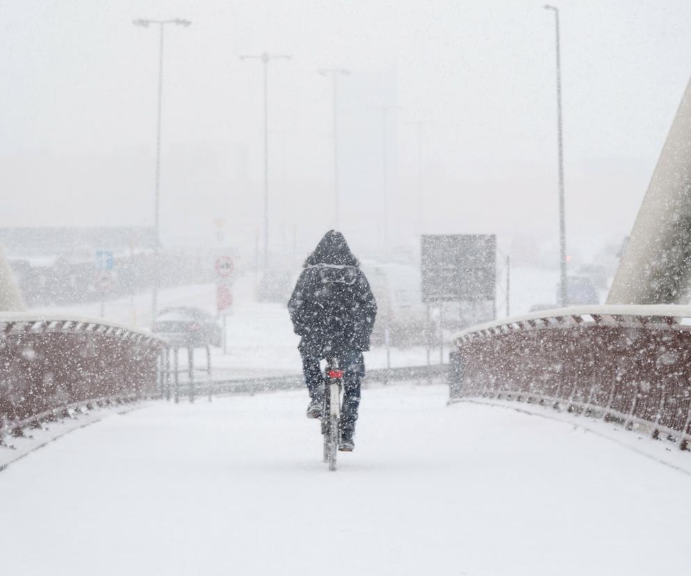 Śnieżyce w Polsce 2022 - kiedy i gdzie najgorzej? Taka pogoda paraliżuje ulice!