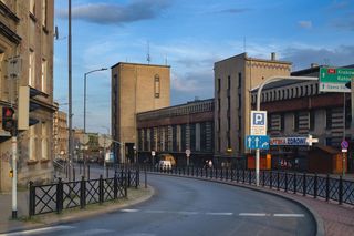 To najbrzydsze dworce kolejowe w Polsce. Zobacz spektakularne metamorfozy 