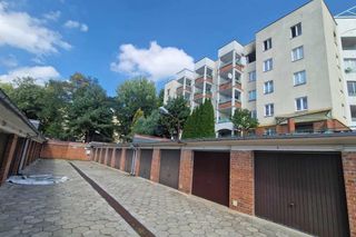 Wybuch gazu w Łodzi. Pożar mieszkania, ewakuacja mieszkańców. Na miejscu pracowało 30 strażaków