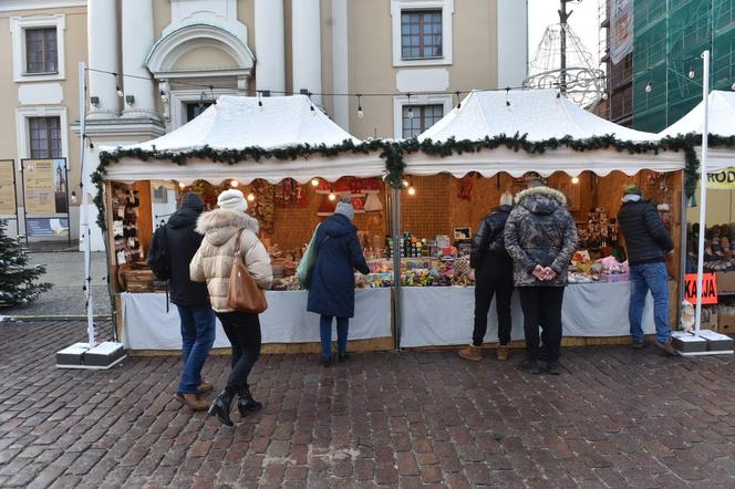 Toruński Jarmark Bożonarodzeniowy 2023. Pierwszy dzień świątecznego jarmarku na zdjęciach