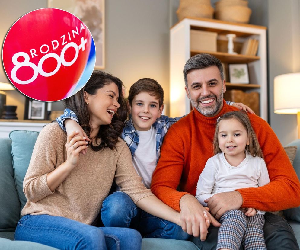 Uśmiechnięta rodzina: matka, ojciec, syn i córka, siedzący na kanapie w salonie, symbolizują program 800 plus. W lewym górnym rogu na czerwonej tarczy widnieje napis Rodzina 800+. Temat zmian w programie 800 plus znajdziesz na Super Biznes.