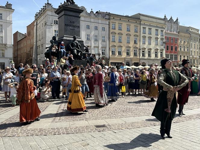 "Polonez wiosenny" na Rynku Głównym w Krakowie