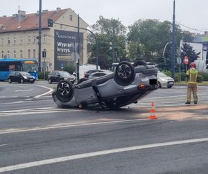 Dachowanie na rondzie Jagiellonów w Bydgoszczy! Kierowca z mandatem [ZDJĘCIA]