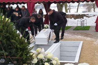 Julcię i Szymka pochowano w białych trumienkach