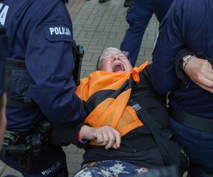 Aktywistka Katarzyna Augustynek zatrzymana przez policję podczas kontrmanifestacji na trasie pikiety przeciwko imigracji