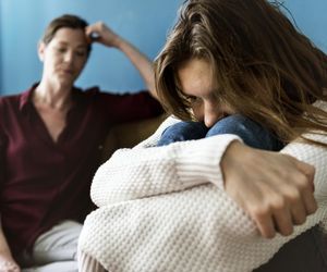 Nastolatek woli znajomych od rodziny? Prawdziwe zagrożenie czai się gdzie indziej