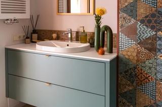 iekawych rozwiązań aranżacyjnych, odpowiedniego wyposażenia i mebli można przekształcić przestrzeń łazienkową w miejsce wyjątkowe i komfortowe.