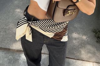 Apaszka na szyi to nuda. Teraz nosimy ją zamiast paska