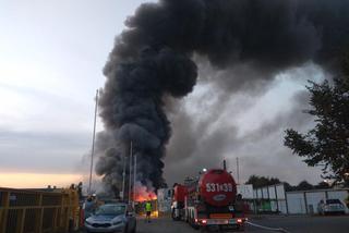 Smród spalenizny w całym mieście. Trwa dogaszanie pożaru na Prawobrzeżu