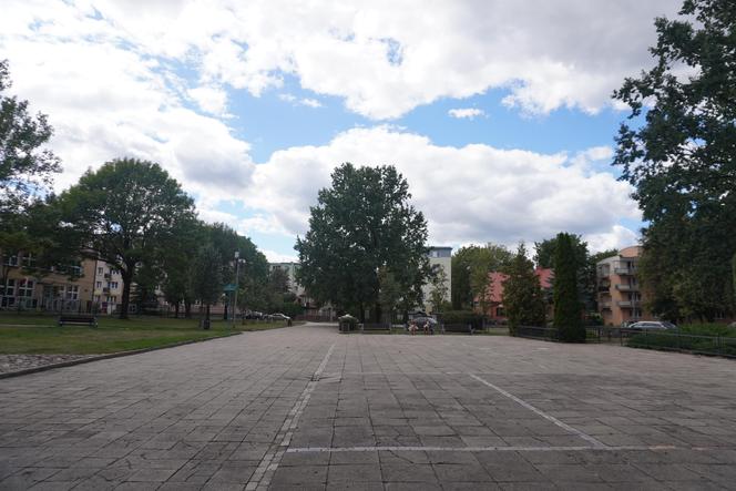 Plac Mordechaja Tenenbauma. To część Skweru przy Żabiej w Białymstoku