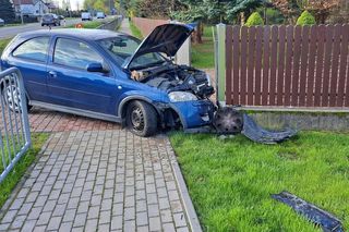 Łęg Tarnowski. Opel wypadł z jezdni i uderzył w betonowe ogrodzenie