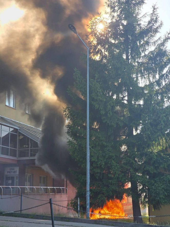 Nisko. Ogień trawił karetki 