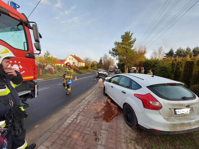 Wypadek w Ambrożowie! Zderzyły się trzy auta, ruch odbywa się wahadłowo