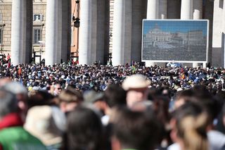 Tłumy na placu św. Piotra. Około 140 tysięcy osób przybyło na pogrzeb papieża 