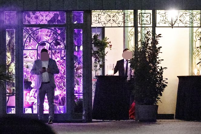 Anna Lewandowska w nocy pali elektryczne papierosy