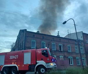 Pożar przy ul. Oswobodzenia w Katowicach. W akcji gaśniczej wzięło udział kilka zastępów straży