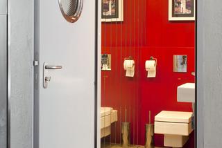 Toaleta w kolorze czerwonym