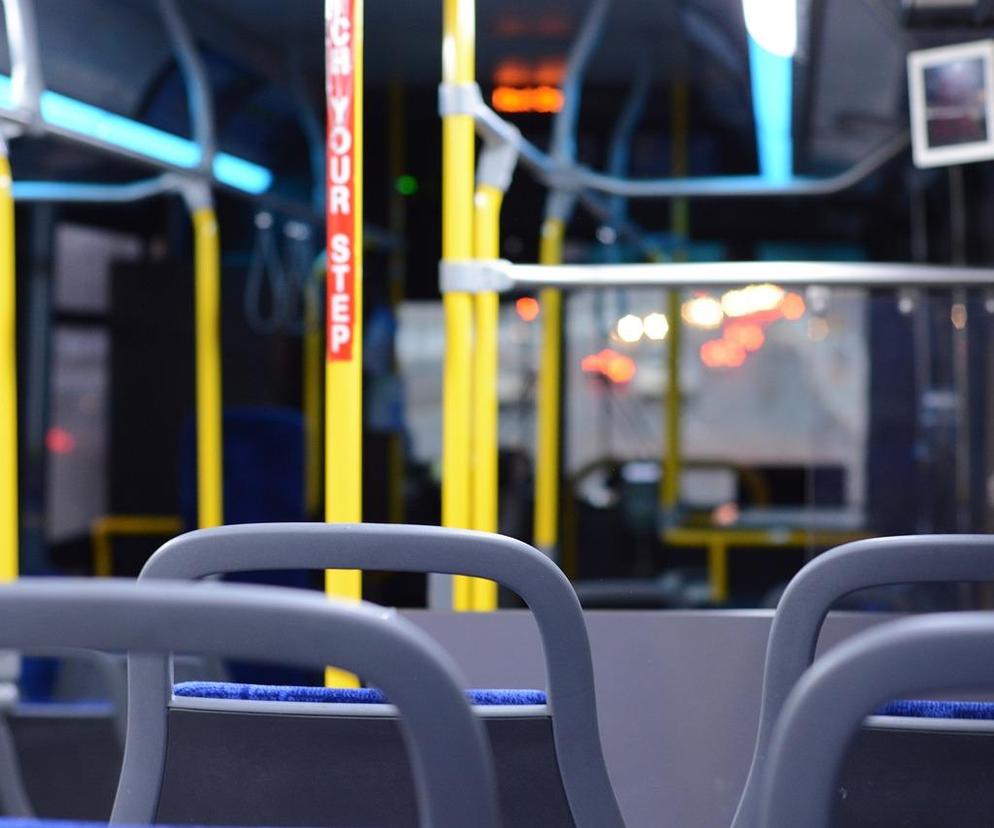 Brutalny atak na kontrolera biletów w autobusie. Nikt mu nie pomógł. Przerażające nagranie z Koszalina